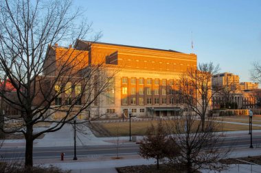 Günbatımı ışığı Northrup Hall kışında
