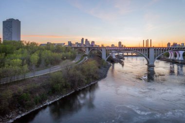 Gün batımı gökyüzü Minneapolis ve Missippi 'nin üzerinden geçiyor.