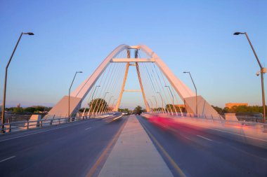 Gün batımında alçak köprü üzerinde trafik bulanıklığı