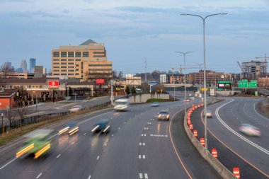 394 numaralı karayolu üzerinde bir bahar akşamı boyunca büyüyen altın vadi ve uzak minneapolis 'ten geçen trafik.
