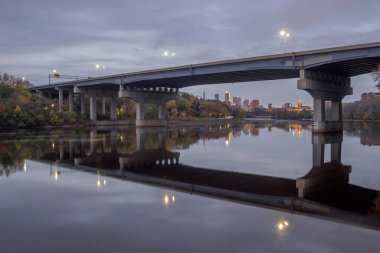 i94 köprüsü altında geniş sonbahar alacakaranlığı