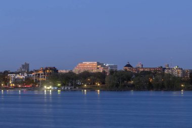 Bde maka ska 'nın yukarısında uzun süre alacakaranlık pozu