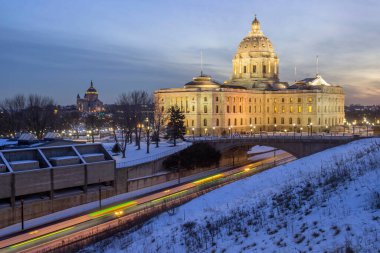 Başkent ve katedral altında mavi saat açık trenler