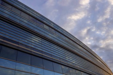 Carlson Okulunun yönetim cephesi ve gökyüzü