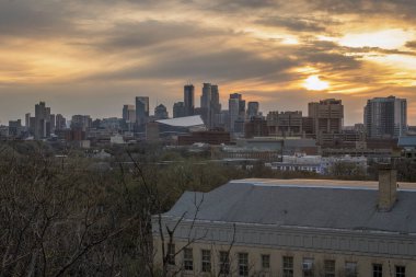 Minneapolis Tepesi manzarasının arkasında renkli bir gün batımı.