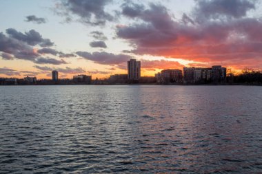 Bde maka ska üzerinden renkli bahar günbatımı