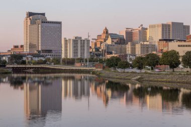 Rochester şehir merkezinde, gümüş gölün üzerinde gün doğumunun altında.