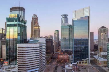 Mini-neapolis şehir merkezinde alacakaranlık yüksek açı geniş çekim