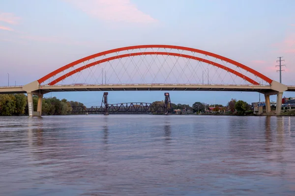 Cielo Rosa Atardecer Sobre Nuevo Puente Hastings Río Mississippi Durante — Foto de Stock