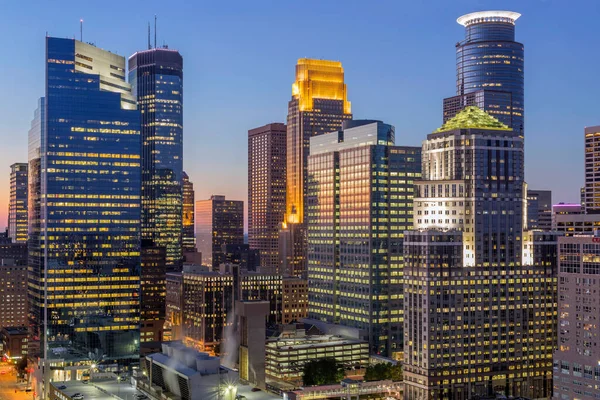 Wolkenkrabbers Lichten Het Centrum Van Minneapolis Tijdens Schemering Medium Shot — Stockfoto