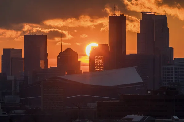 Teleobjektiv Sonne Hinter Minneapolis Wolkenkratzern — Stockfoto