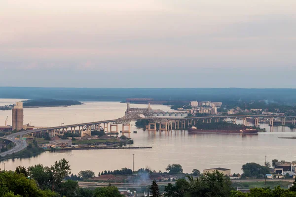 Herbert Jackson Saliendo Duluth Bajo Puente Blatnik — Foto de Stock