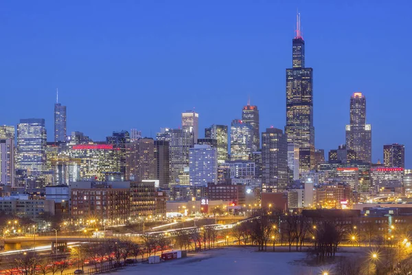 Willis Tower Dominates Chicago Skyline Traffic Medium Shot — Stock Photo, Image