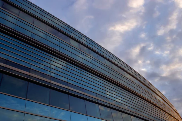 Carlson Okulunun yönetim cephesi ve gökyüzü