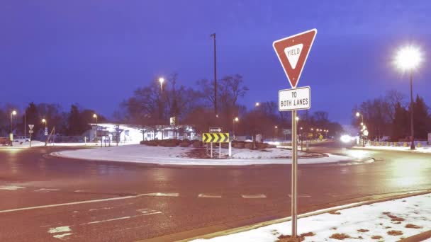 冬日黄昏时4K超高清时间内 右上角与环行交通量呈宽角的屈服标志 — 图库视频影像