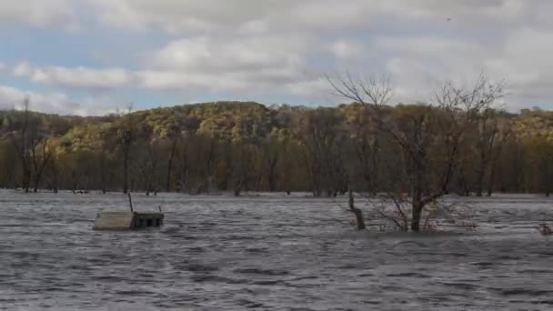Tiro Diurno Médio Nuvens Rolando Sobre Rio Mississippi Inundado Durante — Vídeo de Stock