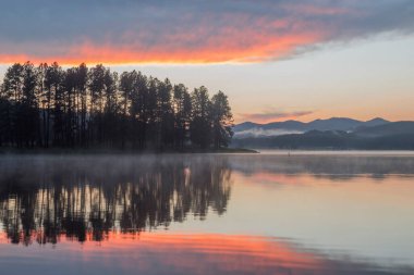 Orta ölçekli Sheridan Gölü Günbatımı yansımaları
