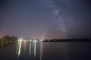 Cornucopia Limanı üzerinde Samanyolu