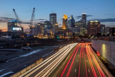 Yeni Franklin Üstgeçidi 'nin altında ve alacakaranlıkta şehir merkezinde 35w inşaat var.