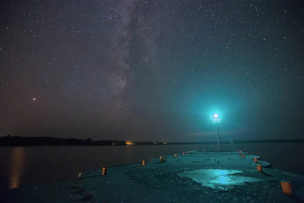 Meteoros Perseidas Vía Láctea Sobre Luz Del Muelle Cornucopia — Foto de Stock