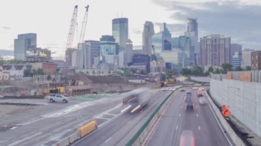 35W 'deki Karayolu Trafiği ve İnşaatı ve Alacakaranlık' taki Minneapolis Skyline