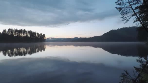 穏やかな霧の湖シェリダン4Kタイムラプスで反射する黄昏のワイドアングルショット — ストック動画