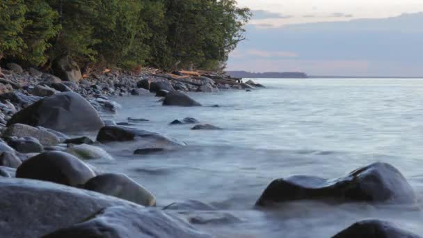 夏の日没の間にスペリオル湖のロッキー海岸をロングショット Timepase — ストック動画