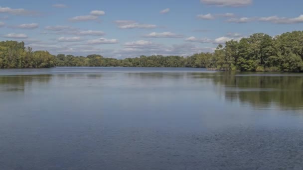 Een Groothoeklens Van Colby Lake Reflections Een Perfecte Vroege Herfstdag — Stockvideo