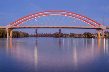  Yeni Hastings köprüsü alacakaranlıkta kapanıyor.