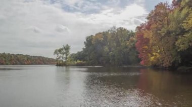 Minnesota 4K Timelapse, İkiz Şehirler 'deki Mississippi Nehri boyunca Sonbahar boyunca Renkli Ağaçların Geniş Açı Çekimi