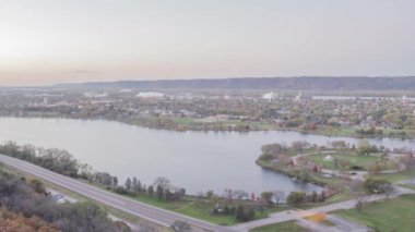 Kırsal Winona, Minnesota ve Driftless Bölgesi ve Mississippi Nehri 4K Timelapse 'nin Geniş Açı Alacakaranlık Çekimi
