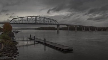 Wabasha-Nelson Truss Köprüsü 'nün, Minnesota ve Wisconsin' i birbirine bağlayan Mississippi Nehri 'ni kapsayan Geniş Açı Çekimi.