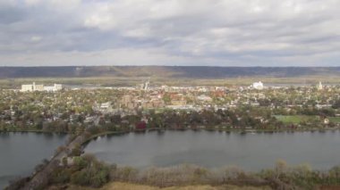 Bir Geniş Açı Bulut Çekimi Mükemmel Sonbahar Günü 4K Timelapse sırasında Winona ve Mississippi Nehri Kayalıkları üzerinde yuvarlanıyor
