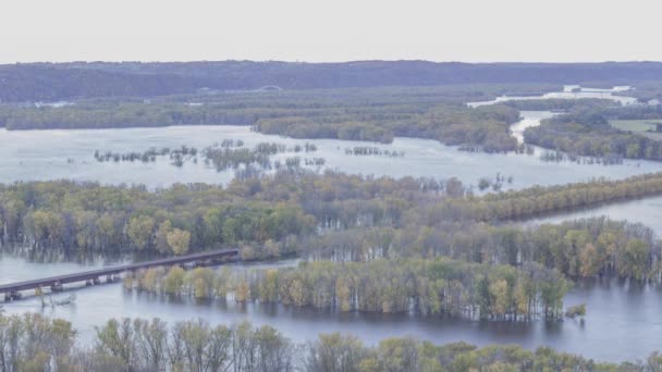 Hög Vinkel Medium Skott Broar Över Översvämmade Mississippi Och Wisconsin — Stockvideo