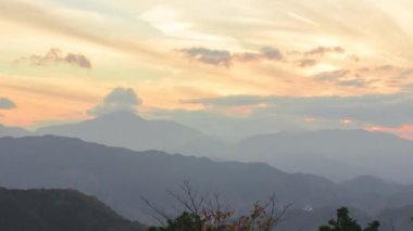 Takao Dağı 'ndan Fuji Dağı, Sunset Bulutlarının Arkasından Görünür.