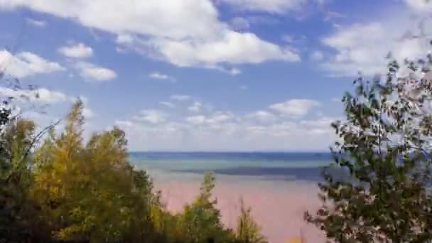 Blick Auf Schöne Wolken Über Dem Superior Lake Zeitraffer — Stockvideo