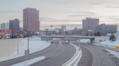 Minneapolis şehir merkezinde kış günbatımında 394 'ün üzerinde apartman trafiği