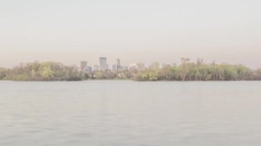Minneapolis üzerinde Yaz Günbatımı 4K UHD Zaman Çizelgesi 'ndeki adalar arasında Çerçevelenmiştir.