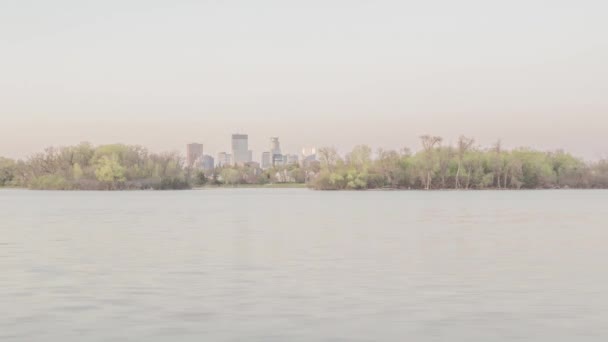 Tramonto Estivo Sullo Skyline Minneapolis Incorniciato Tra Isole Sul Lago — Video Stock