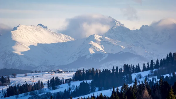 Mountains behind ski resort — Stock Photo, Image