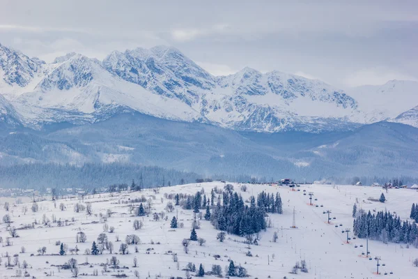 Mountains behind ski resort — Stock Photo, Image