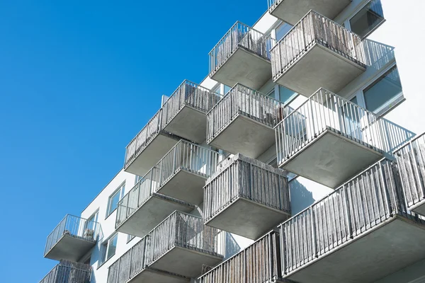 Современный фасад с балконами — стоковое фото