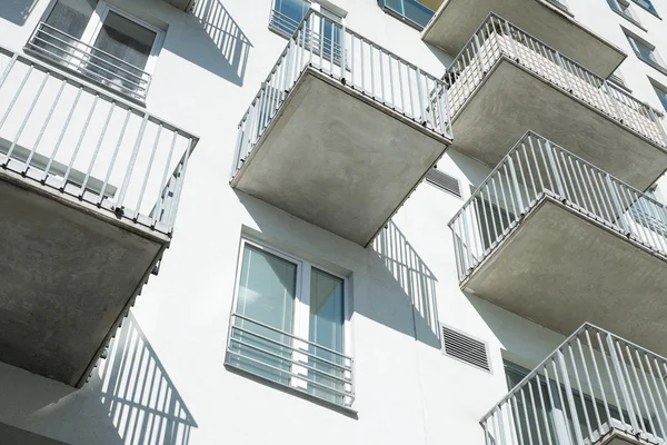 Fachada moderna com varandas edifício residencial — Fotografia de Stock