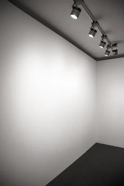 Weiße Galeriewand — Stockfoto