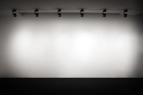Parede de galeria branca com luz — Fotografia de Stock