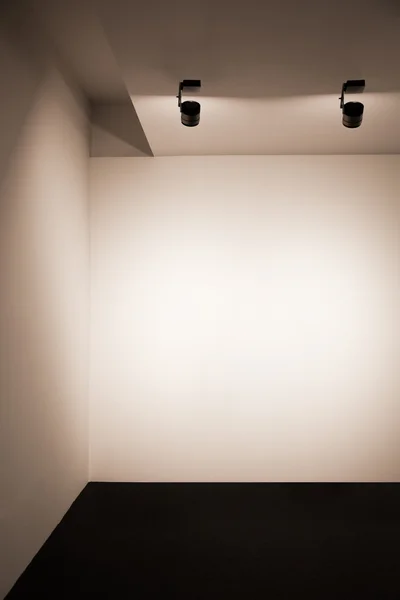 Galerieinnenraum mit leerem Rahmen an der Wand — Stockfoto