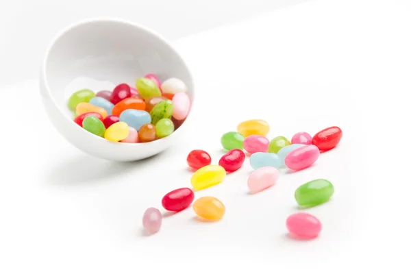 Красочные конфеты в миске — стоковое фото