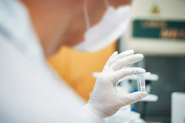 Labormitarbeiter Mit Einem Reagenzglas Mit Coronavirus Testsubstanz Laboranalyse Nahaufnahme — Stockfoto