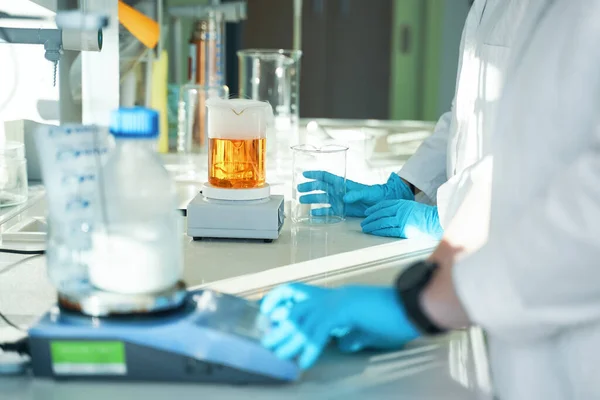Dos Médicos Laboratorio Mientras Preparan Productos Químicos Imagen de stock
