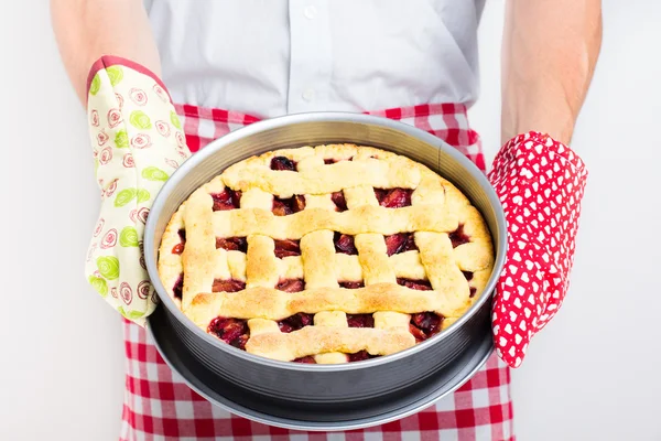 Homem com uma torta assada — Fotografia de Stock